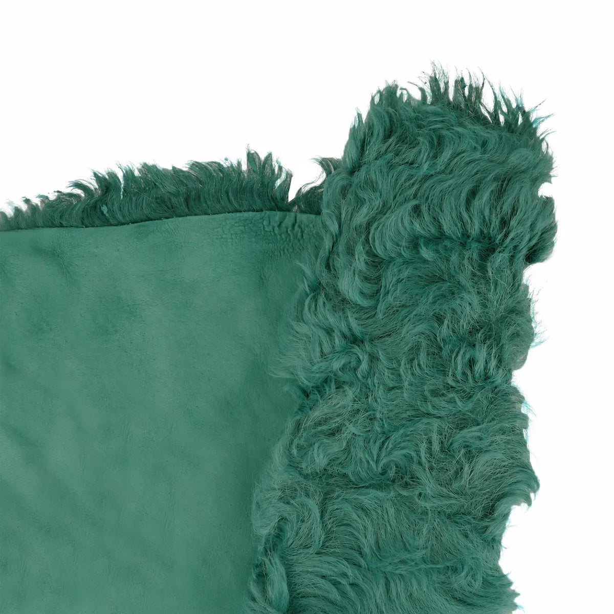 Cuir de mouton lainé à poils longs et frisés couleur vert canard. Cuir original pour des créations à la fois douces et uniques.