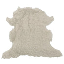 Peau entière en cuir de mouton lainé beige à poils longs et légèrement frisés.