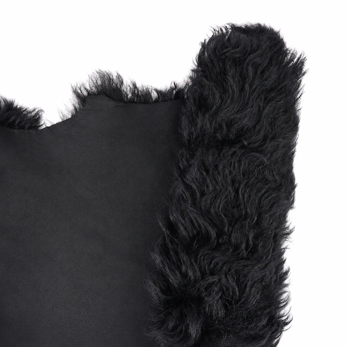 Cuir de mouton lainé noir à poils longs et ondulés. Cuir original idéal pour réaliser : vêtements, bottes, chaussons, accessoires...