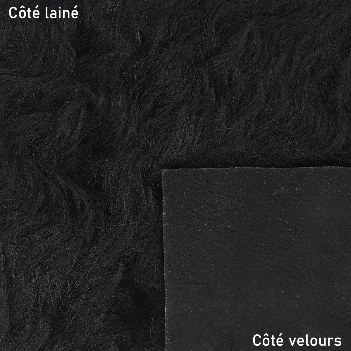 Cuir lainé noir à poils longs et légèrement frisés.