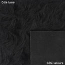 Cuir lainé noir à poils longs et légèrement frisés.