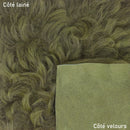 Cuir lainé à poils frisés vert kaki idéal pour la réalisation de vêtements, bottes, chaussons...
