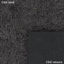 Peau de cuir de mouton lainée et bouclée couleur gris foncé avec dos en velours noir.