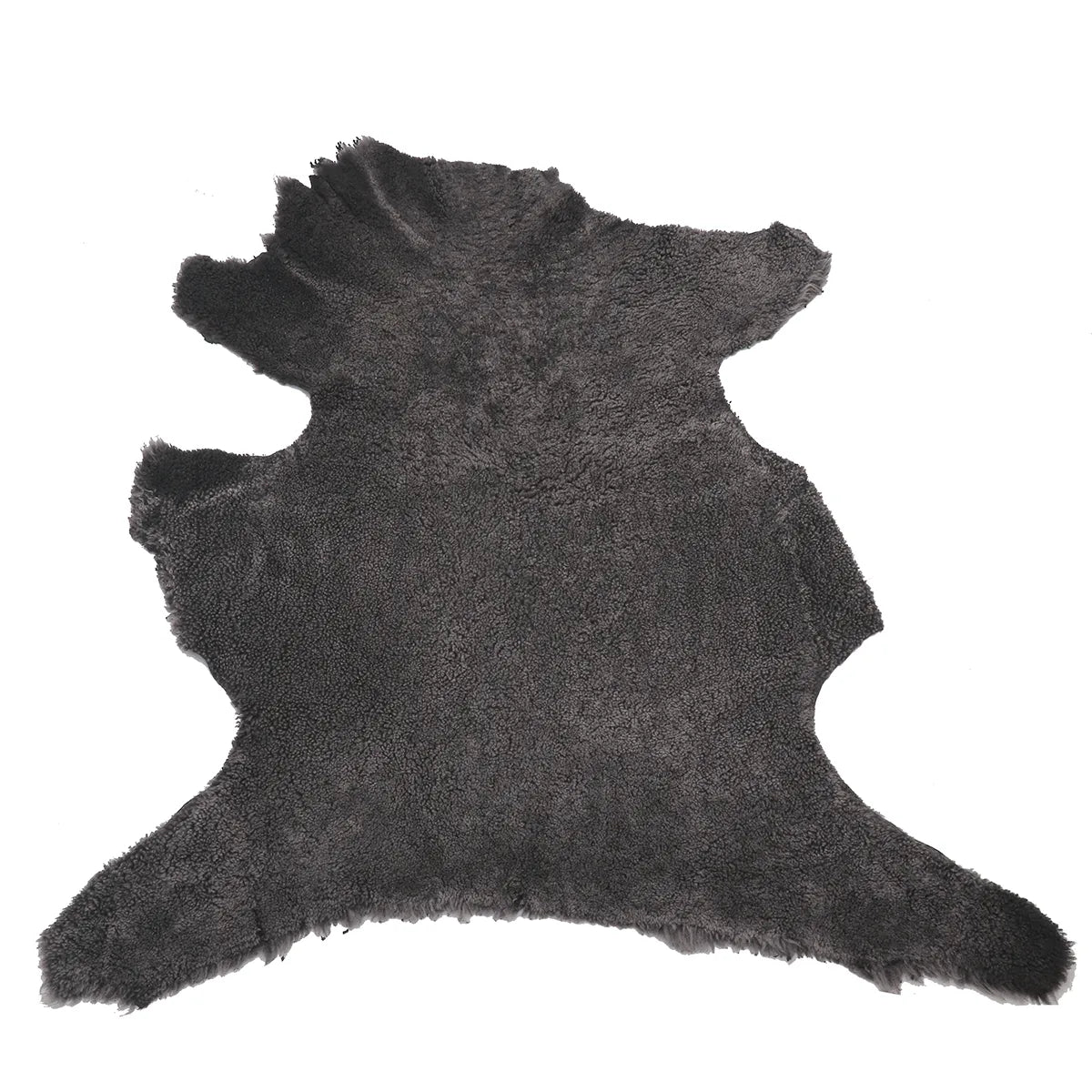 Peau entière en cuir de mouton lainé frisé gris foncé.