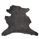Peau entière en cuir de mouton lainé frisé gris foncé.