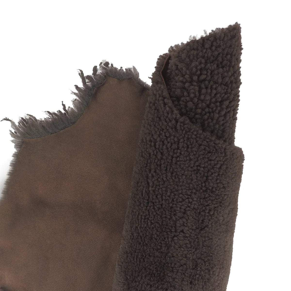 Cuir de mouton lainé frisé marron foncé. Cuir à fourrure souple idéal pour la création de produits originaux.