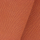 Zoom sur les détails de ce cuir nubuck au grain écorce d'arbre apportant du relief à la matière.