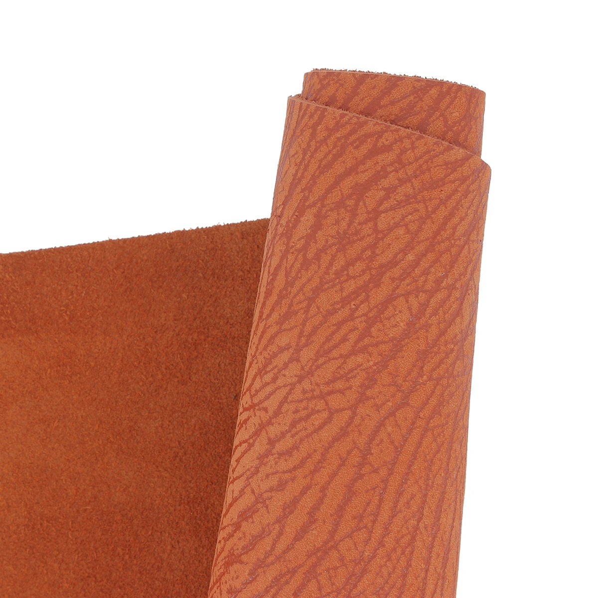 Peau de cuir nubuck au grain façon écorce d'arbre couleur orange brique. Cuir doux idéal pour la maroquinerie, accessoire et décoration