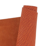 Peau de cuir nubuck au grain façon écorce d'arbre couleur orange brique. Cuir doux idéal pour la maroquinerie, accessoire et décoration