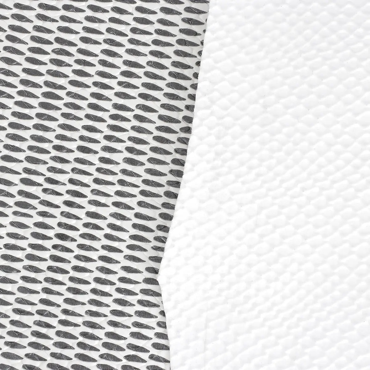 Peau de cuir avec motif écaille noir et blanc et dos à relief blanc façon gaufré.