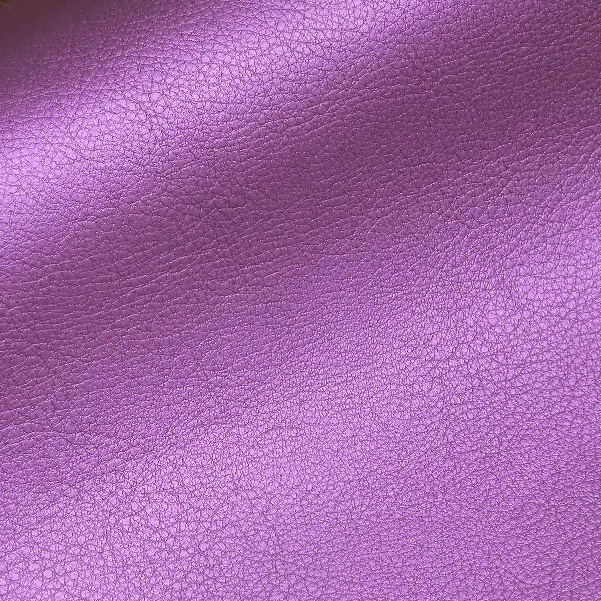 Zoom sur le cuir de vachette violet métallisé