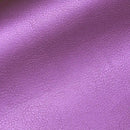Zoom sur le cuir de vachette violet métallisé