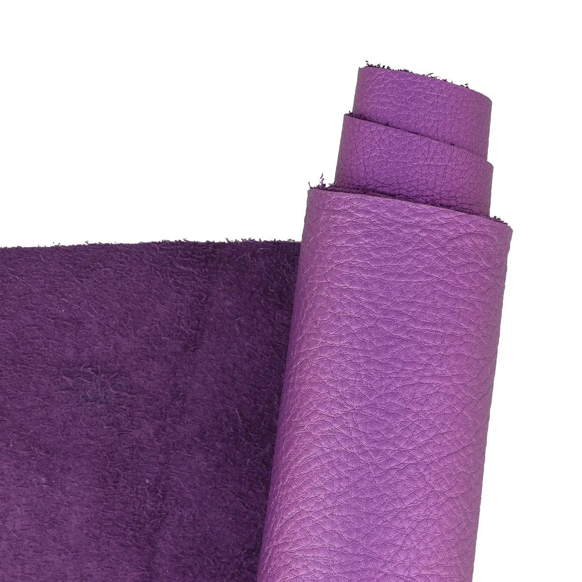 Peau de cuir de vachette métallisé violet. Cuir souple de 1,5 mm d'épaisseur idéal pour la création de maroquinerie, sac à main, pochette, accessoire et objet de décoration