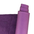 Peau de cuir de vachette métallisé violet. Cuir souple de 1,5 mm d'épaisseur idéal pour la création de maroquinerie, sac à main, pochette, accessoire et objet de décoration