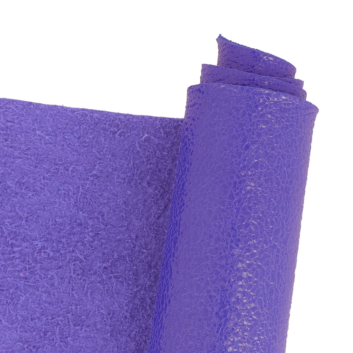 Cuir violet effet craquelé verni. Cuir original idéal pour apporter une touche de fun à vos créations de maroquinerie, accessoire, décoration...
