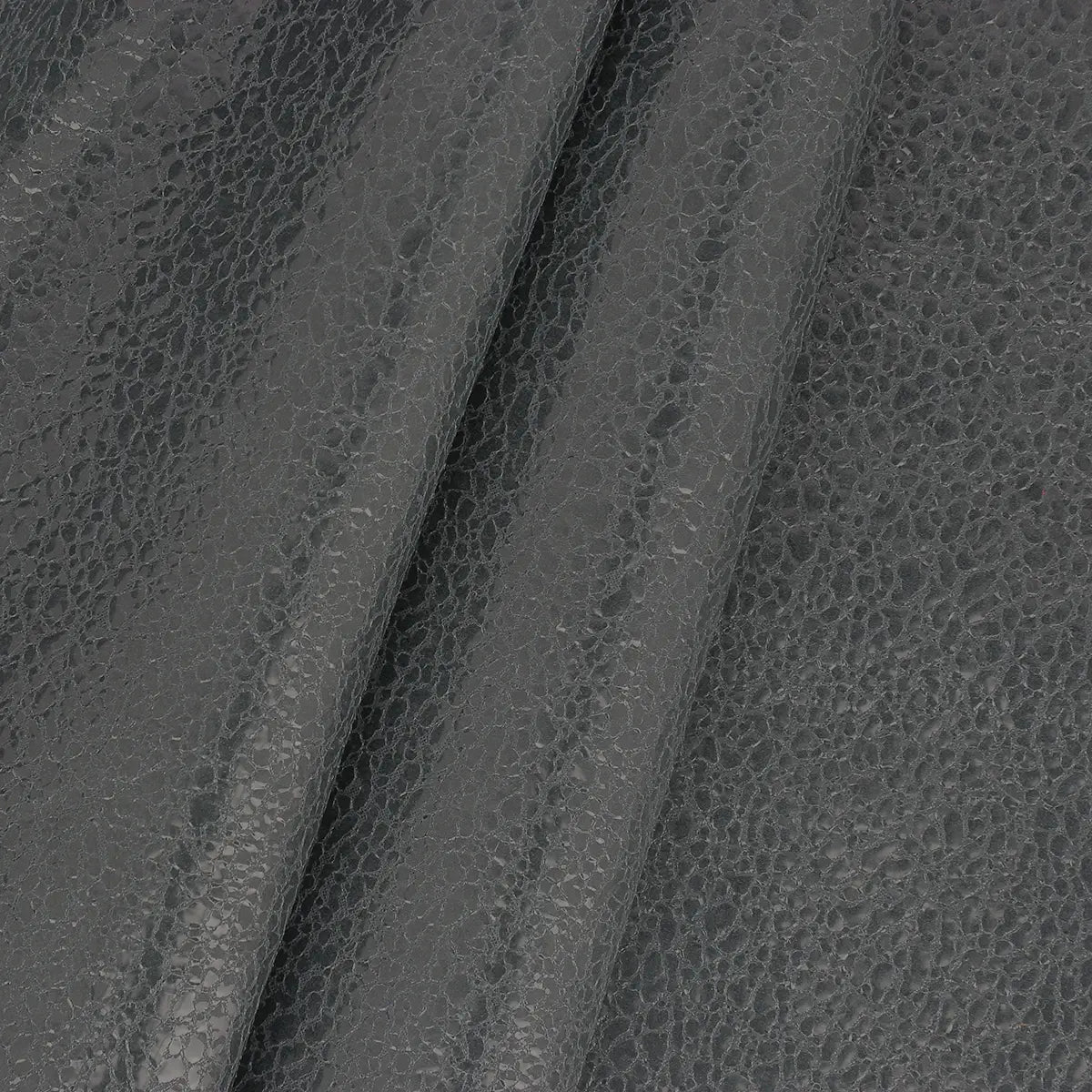 Zoom sur les détails de ce magnifique cuir gris foncé et son effet craquelé verni