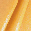 Zoom sur cette peau de cuir jaune effet fissuré verni