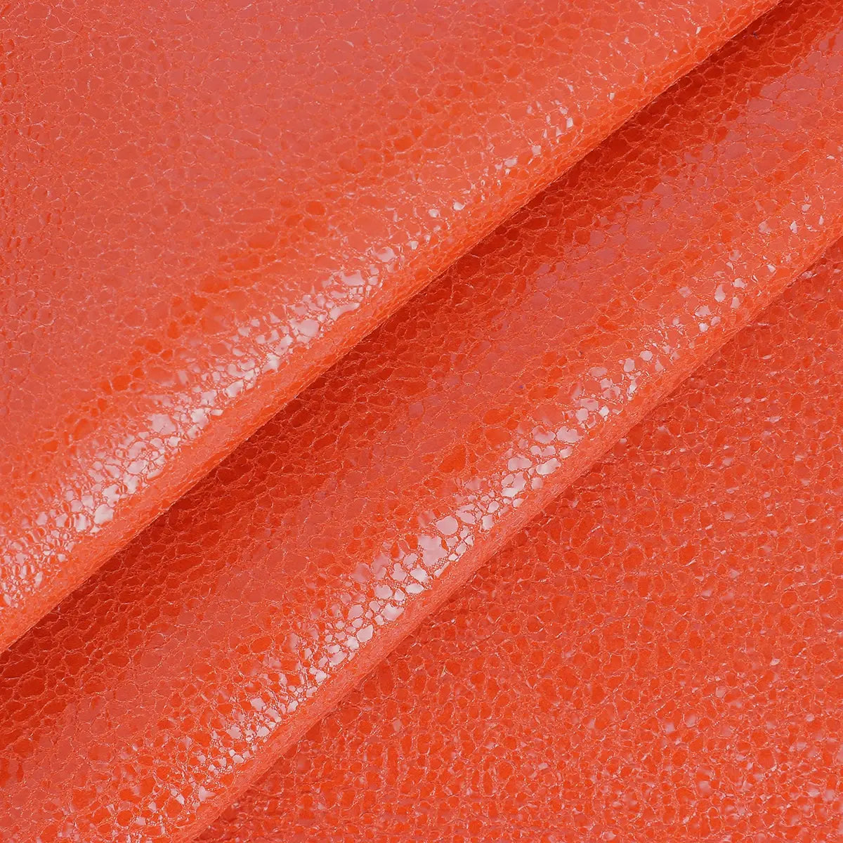 Zoom sur les détails de ce magnifique cuir orange et son effet craquelé verni