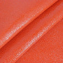 Zoom sur les détails de ce magnifique cuir orange et son effet craquelé verni