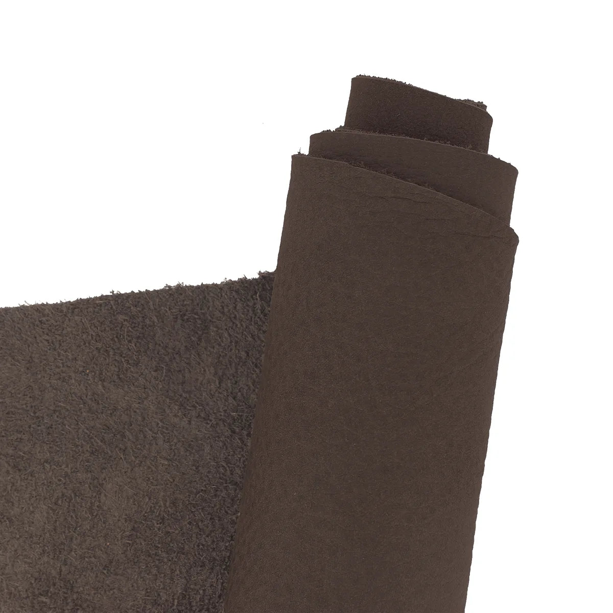 Peau de cuir de nubuck ciré couleur marron chocolat. Cuir doux et souple idéal pour la création de sac cabas, pochette, accessoire, objet de décoration...