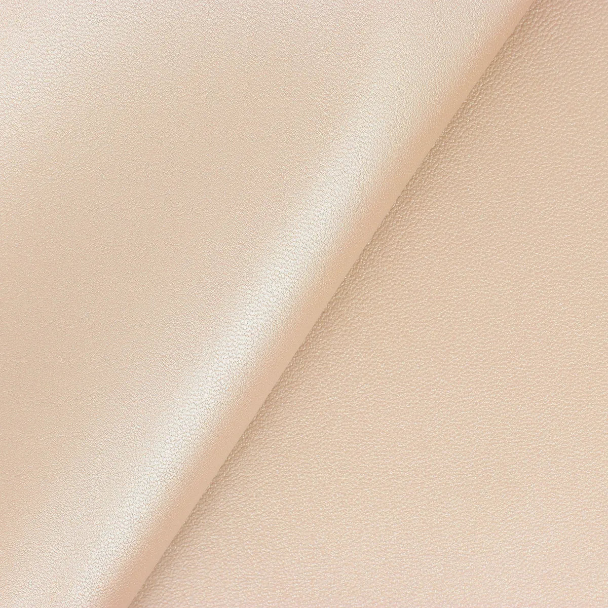 Cuir métallisé doré champagne. Cuir souple et fin idéal pour apporter de la brillance à vos projets de maroquinerie