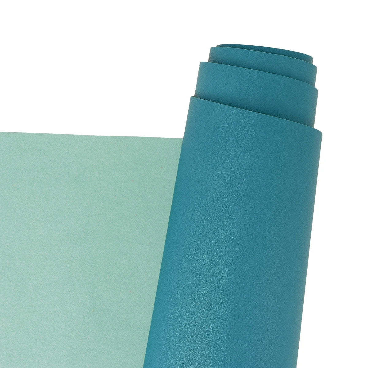 Cuir de vachette lisse bleu turquoise. Cuir lisse au grain poussière idéal pour la création de sac à main et petite maroquinerie. 