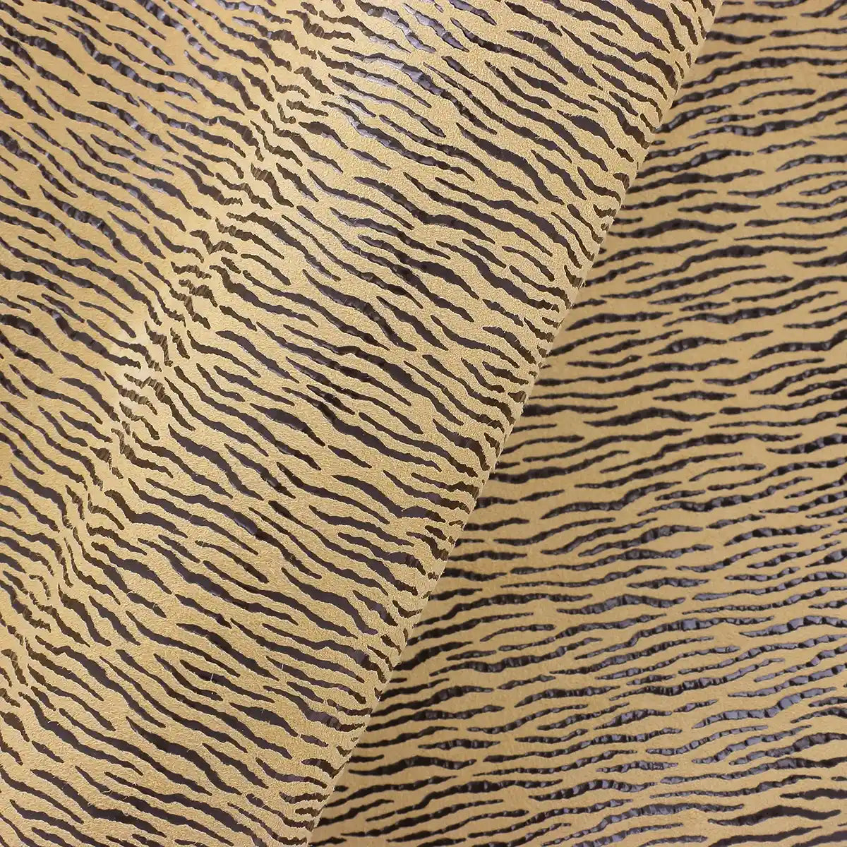 Zoom sur les détails de ce cuir velours jaune sable avec le détail de ses fines rayures noires et lumineuses.