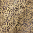 Zoom sur les détails de ce cuir velours jaune sable avec le détail de ses fines rayures noires et lumineuses.