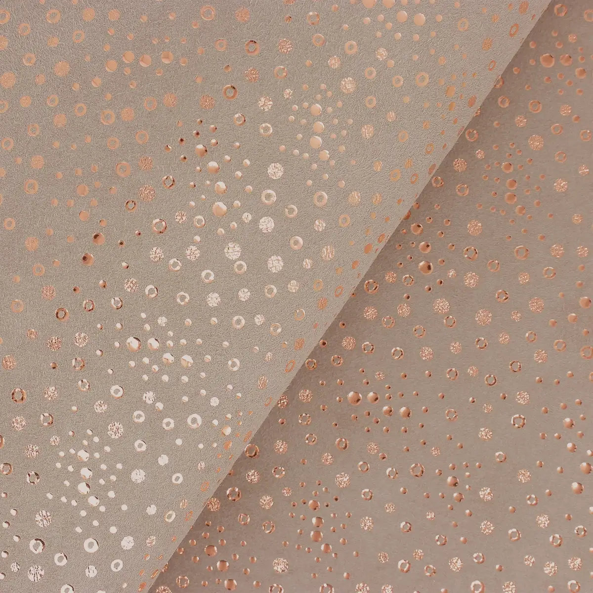 Zoom sur les détails de ce cuir velours beige taupe avec motif bulle rose doré