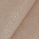 Zoom sur les détails de ce cuir velours beige taupe avec motif bulle rose doré