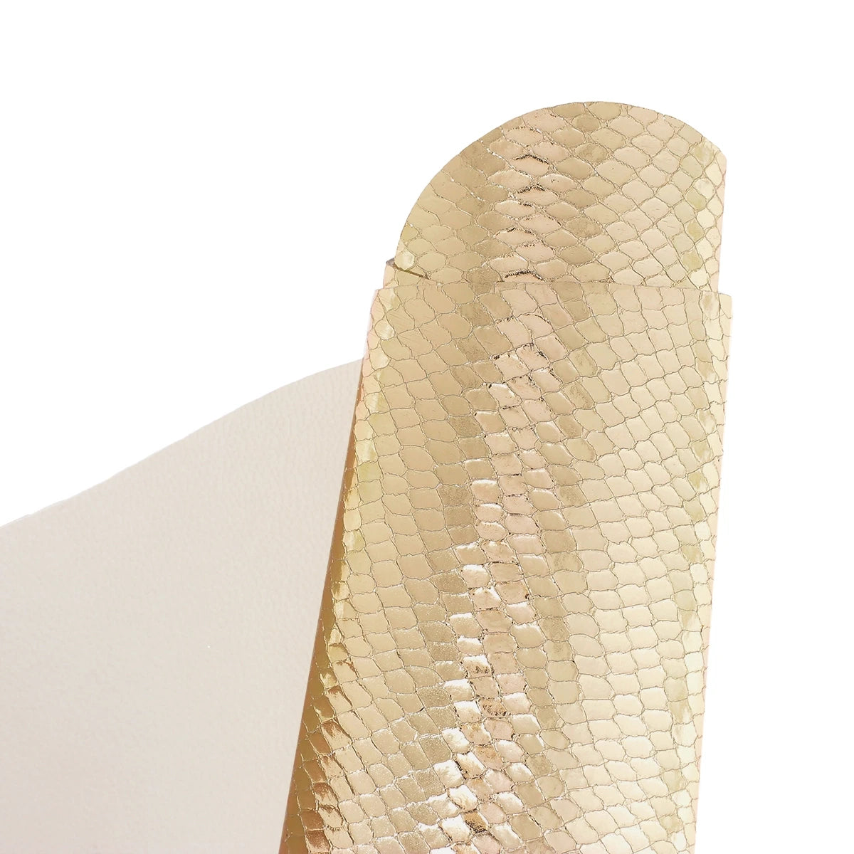 Peau de cuir à écailles dorées. Cuir de chèvre velours fantaisie couleur or idéal pour la maroquinerie.