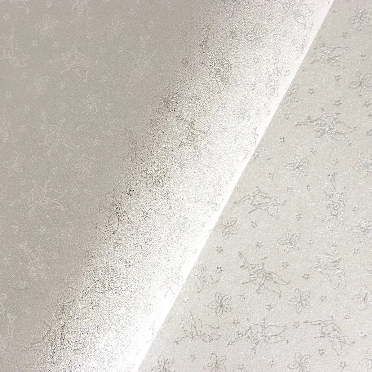Zoom sur les détails de ce cuir de chèvre velours blanc au motif féerique avec de jolies fées argentées.