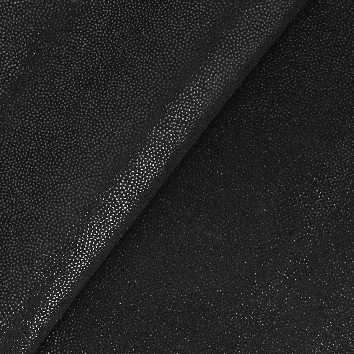 Zoom sur les détails de ce cuir velours noir tachetés de petits points nacrés.