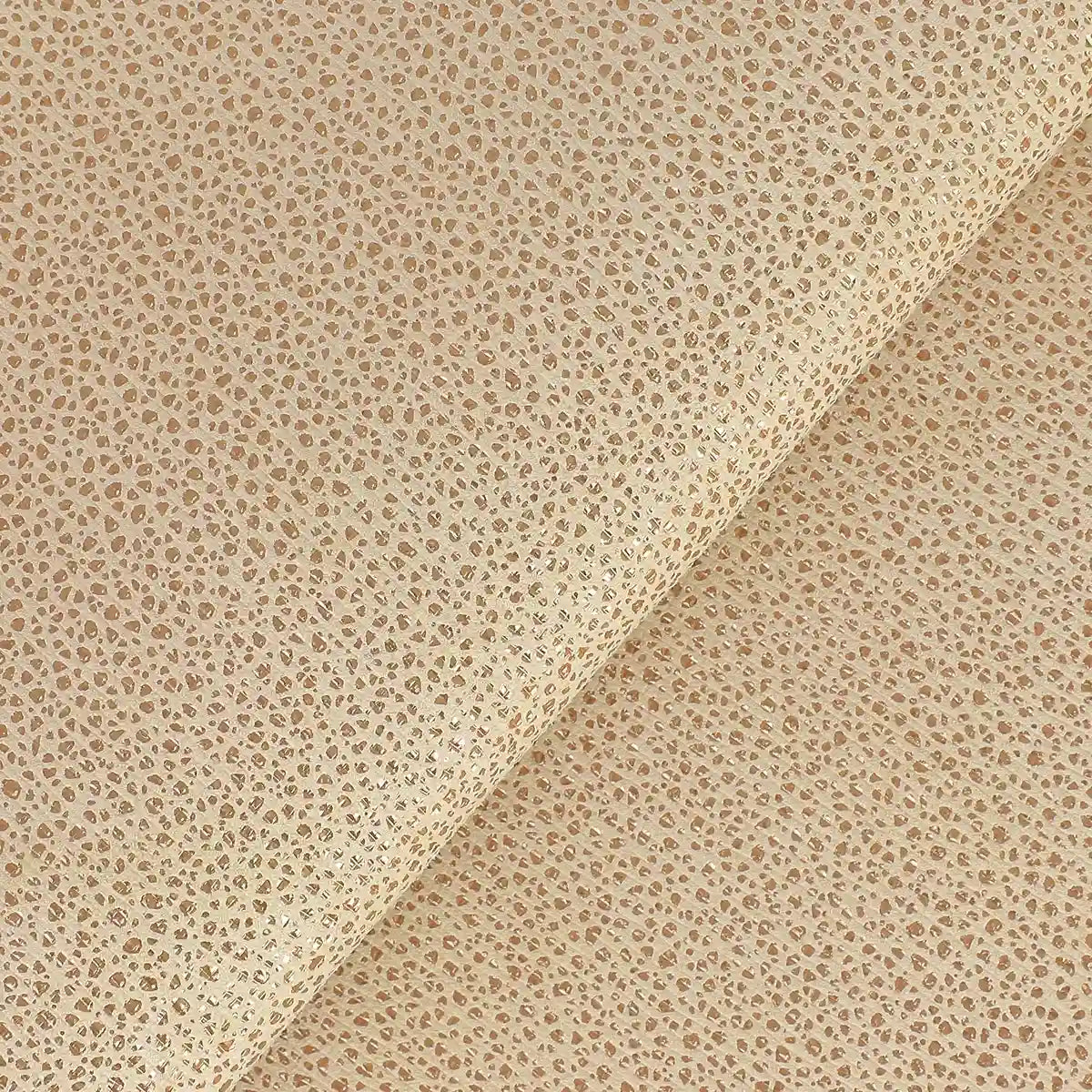 Zoom sur les détails de ce cuir de chèvre velours beige clair et son imprimé tacheté doré.