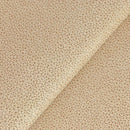 Zoom sur les détails de ce cuir de chèvre velours beige clair et son imprimé tacheté doré.
