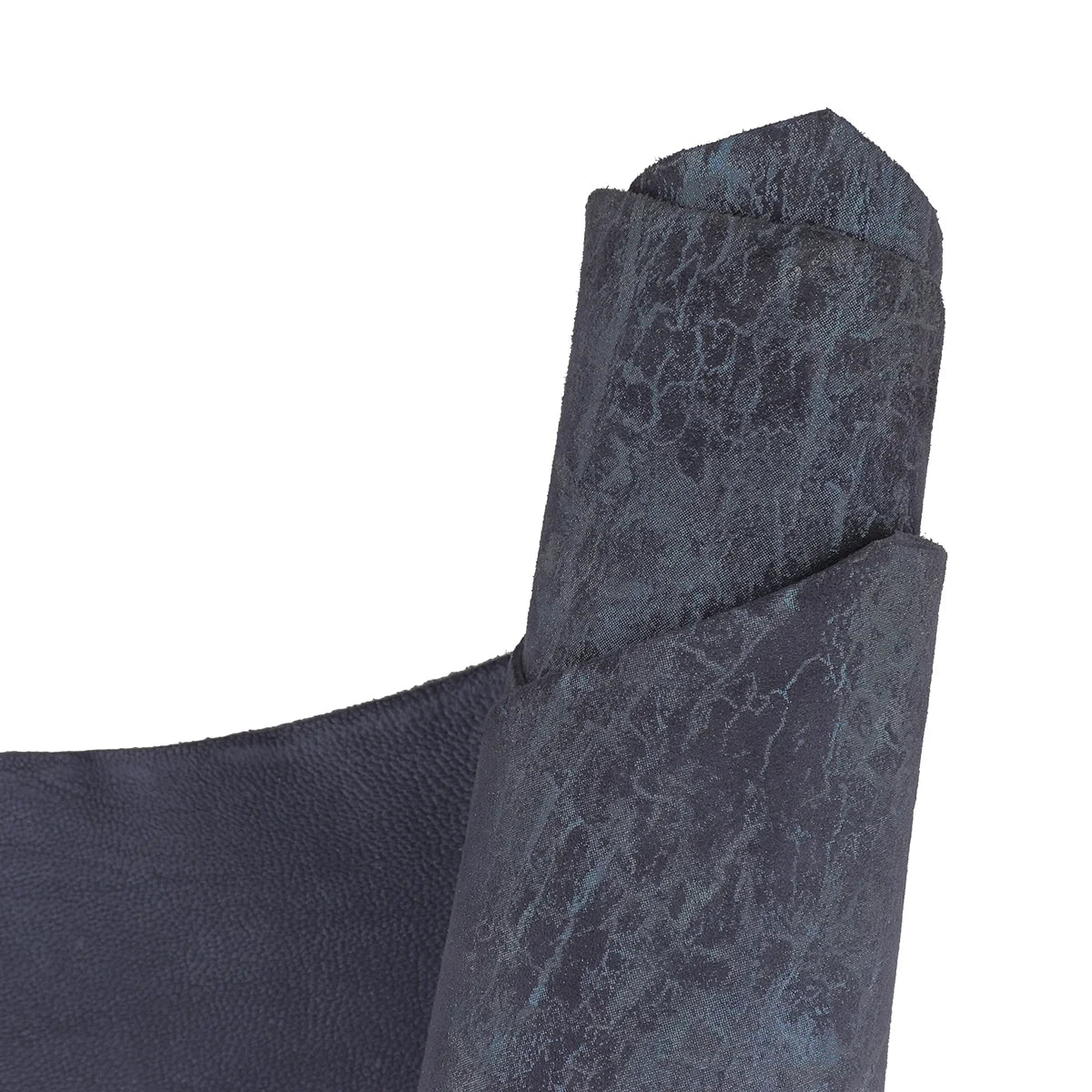 Peau de cuir de chèvre velours marbré bleu nacré avec des reflets brillants. Cuir idéal pour la création de bourse, pochette...