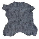 Peau entière en cuir de chèvre velours bleu foncé motif marbré brillant.