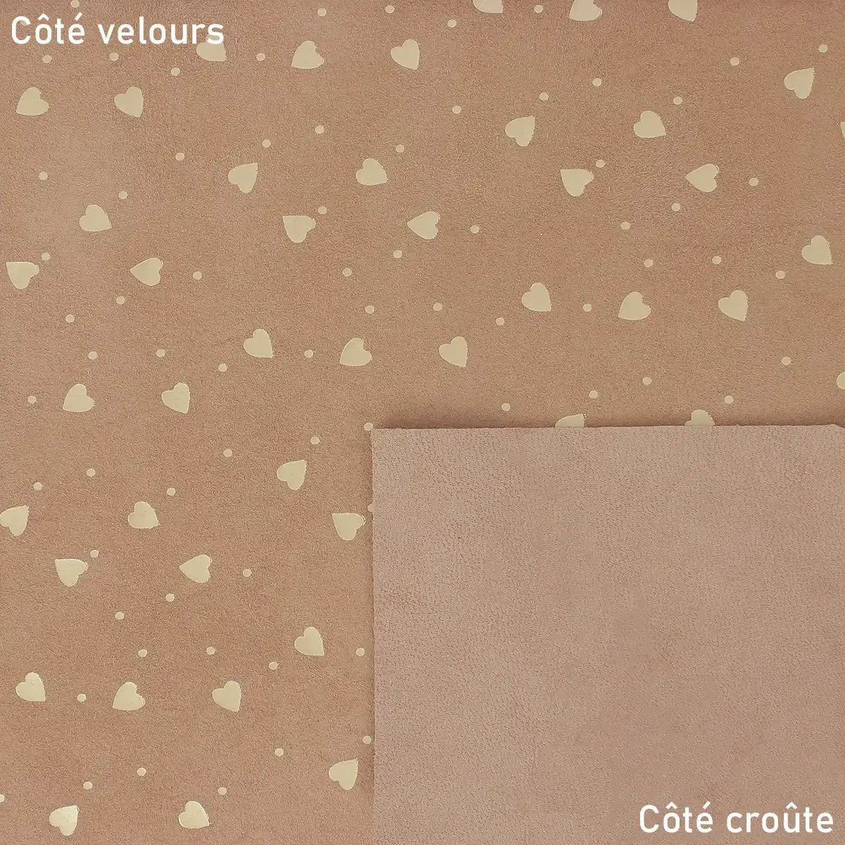 Cuir velours praline clair avec un joli motif de cœurs dorés qui viennent illuminer la matière.