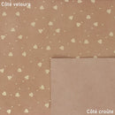 Cuir velours praline clair avec un joli motif de cœurs dorés qui viennent illuminer la matière.