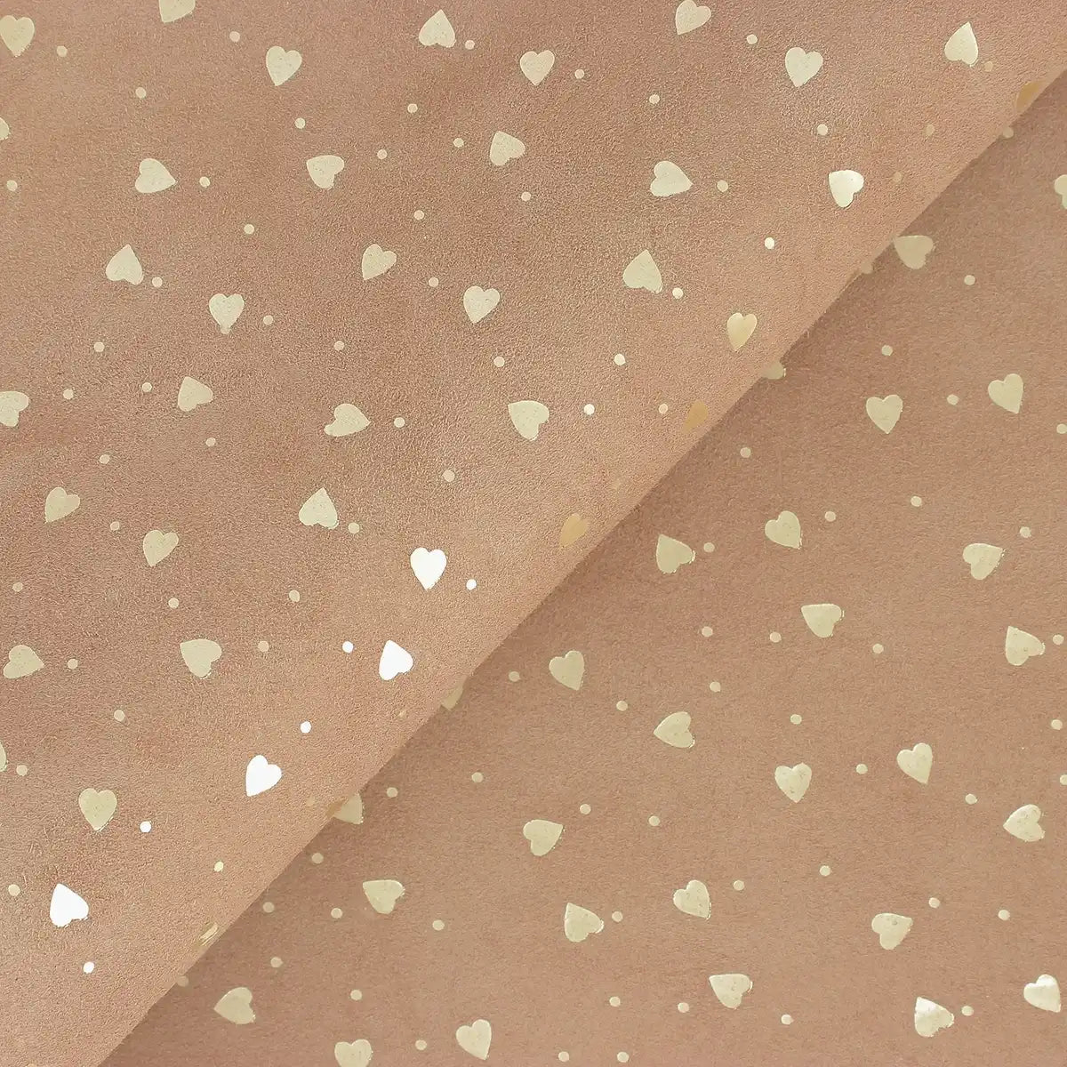 Zoom sur les détails de ce cuir velours beige praline avec de jolis cœurs dorés.