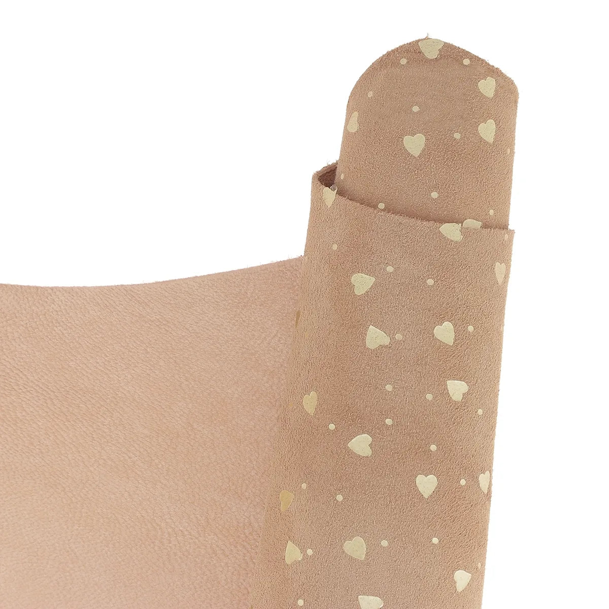 Cuir de chèvre velours beige praline avec un joli motif de cœurs dorés. Cuir doux et souple idéal pour la création de bourse, coussin, pochette...