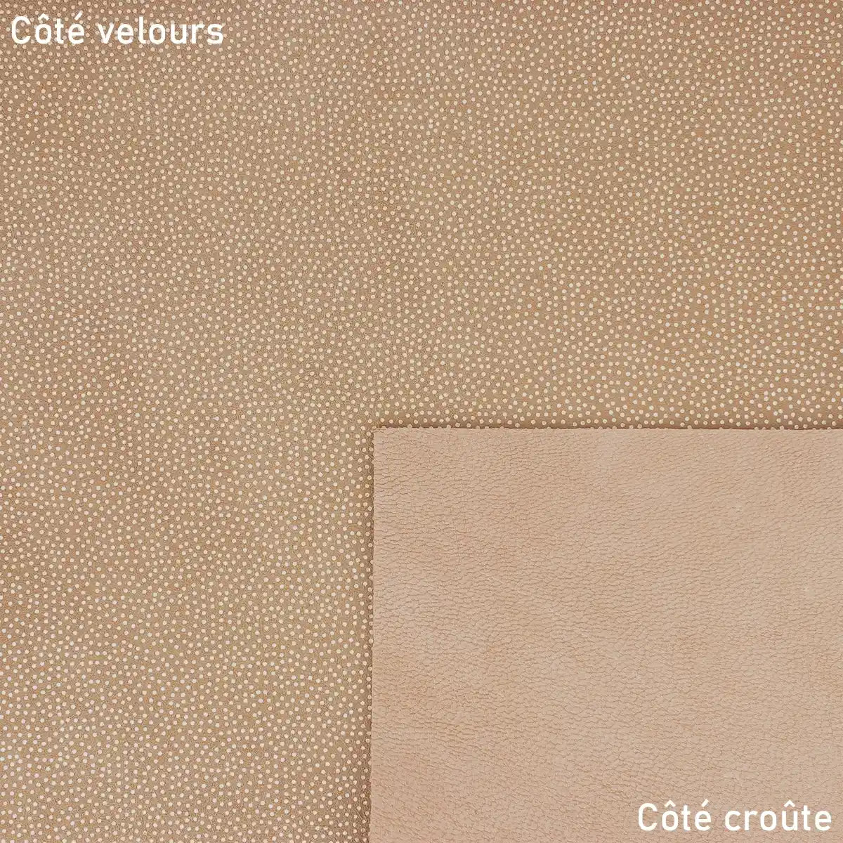 Cuir de chèvre velours fantaisie couleur beige rosé avec détails de petits points dorés.