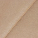Zoom sur les détails de ce cuir de chèvre velours beige avec des petits points lumineux dorés.