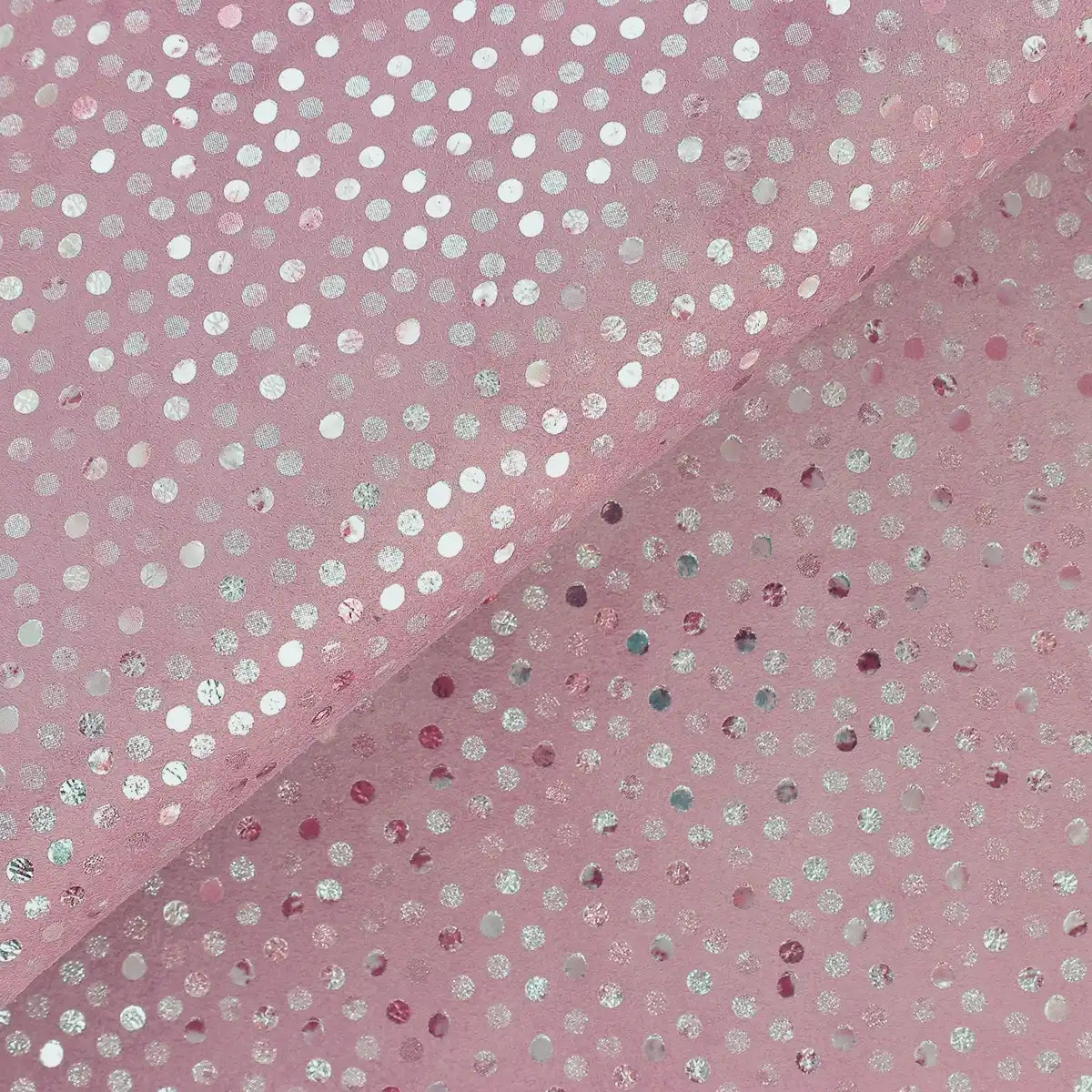Zoom sur les détails de ce cuir velours rose lilas avec des motifs ronds argentés.