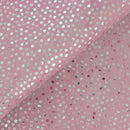 Zoom sur les détails de ce cuir velours rose lilas avec des motifs ronds argentés.