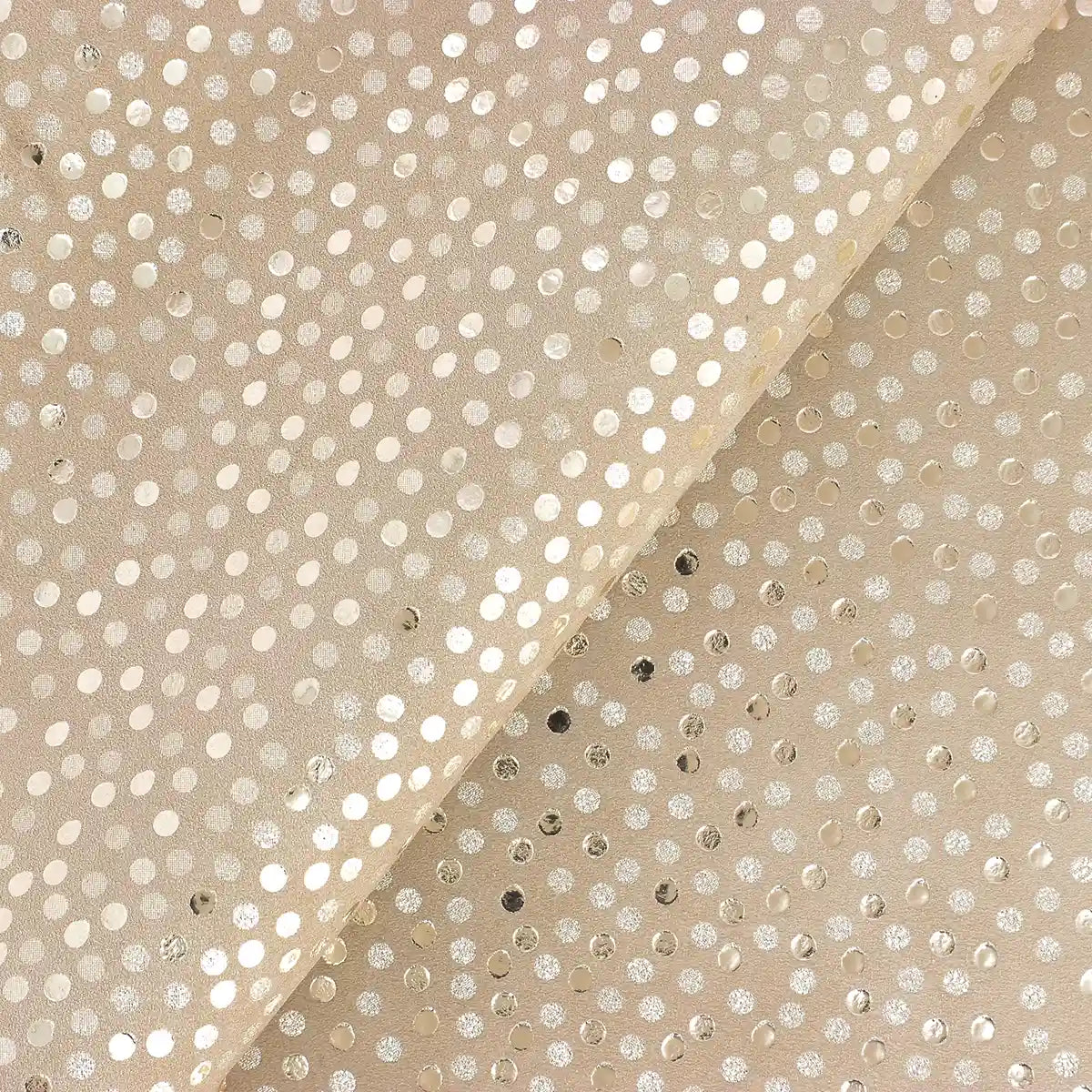 Zoom sur les détails de ce cuir de chèvre velours argile clair avec des ronds dorés sur toute la surface.