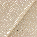 Zoom sur les détails de ce cuir de chèvre velours argile clair avec des ronds dorés sur toute la surface.