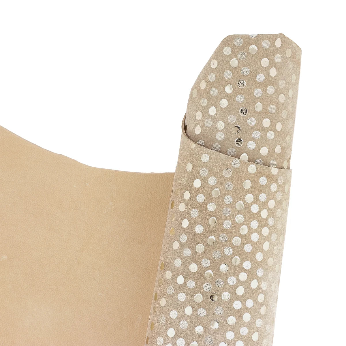 Cuir de chèvre velours beige argile à motif pois dorés. Cuir doux et souple idéal pour réaliser des bourses, de la décoration et des accessoires...