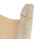 Cuir de chèvre velours beige argile à motif pois dorés. Cuir doux et souple idéal pour réaliser des bourses, de la décoration et des accessoires...
