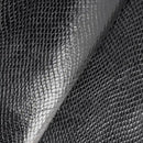 Zoom sur le cuir de chèvre fantaisie noir à motif façon peau de reptile.